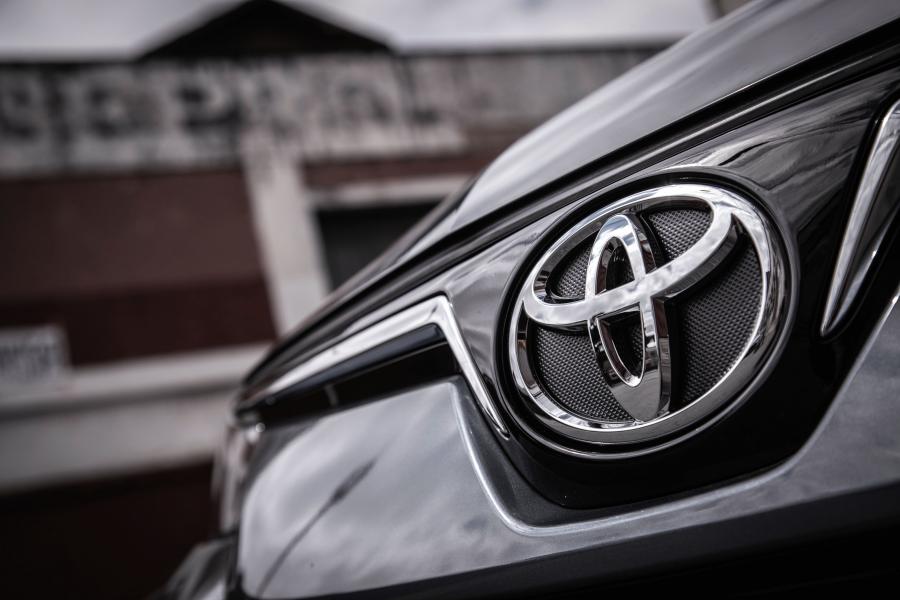 Логотип Toyota Corolla XEi Sedan 2019 года  (LA) (фото 19 из 33)